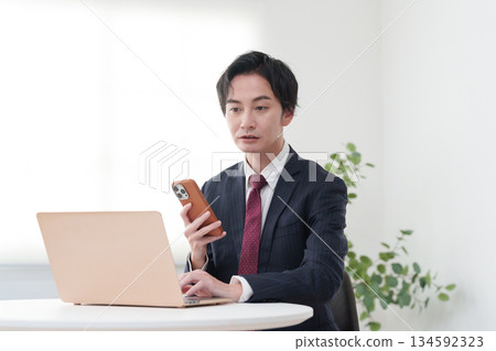 在辦公室工作的商人 134592323