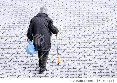 日本橫濱的城市景觀：拐杖在人行道上很危險……路面起伏不平，台階眾多，難以辨認……老年人使用拐杖時需要格外小心……還有四輪推車等等。 134592541