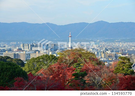 京都東山：世界遺產清水寺的秋葉變紅 134593770