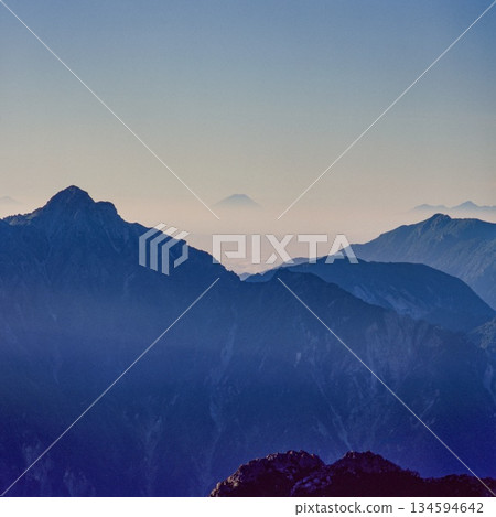 從北阿爾卑斯山脈的劍立山山脈眺望富士山 134594642