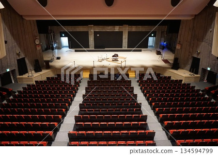 演出前音樂廳觀眾席 134594799