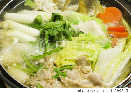 Warm and delicious hotpot dishes in Japan's winter 134594845