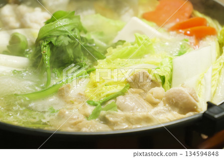 日本冬季溫暖美味的火鍋料理 134594848
