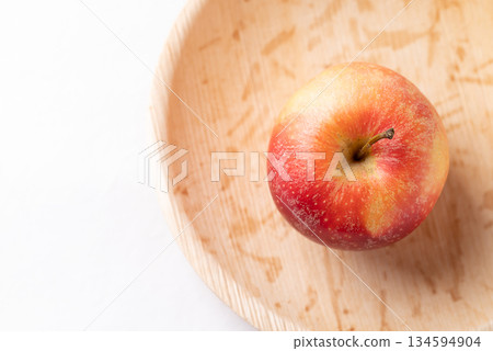 Red apple fruit (Gala apple) in natural plate on white background, Top view Red apple fruit (Gala apple) in natural plate on white background, Top view 134594904