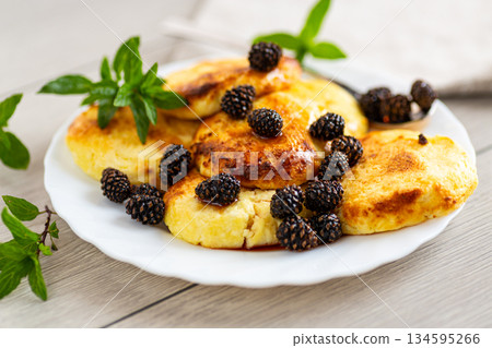 Homemade cheesecakes served with natural pine cone jam 134595266