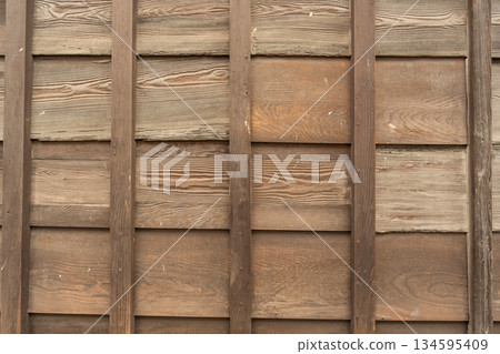 登上牆壁老木板條樣式 134595409