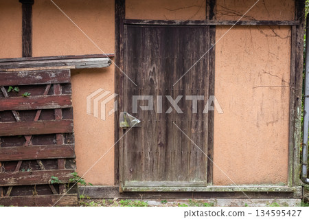 登上牆壁老木板條樣式 134595427