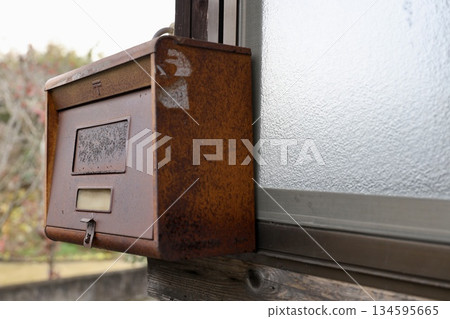 生鏽的郵箱 134595665
