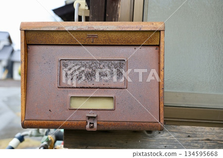 生鏽的郵箱 134595668