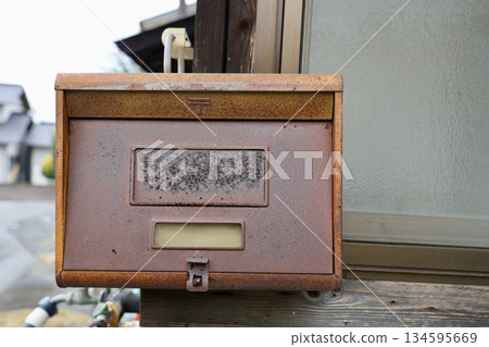 生鏽的郵箱 134595669