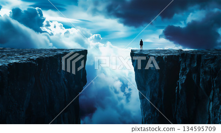懸崖上站著的人，周圍是雲朵。 134595709