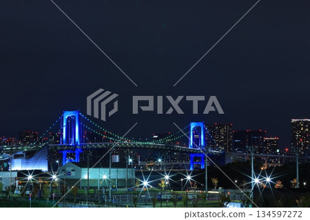 從東京百合海鷗線有明網球之森站眺望彩虹橋 從東京百合海鷗線有明網球之森站眺望彩虹橋 134597272