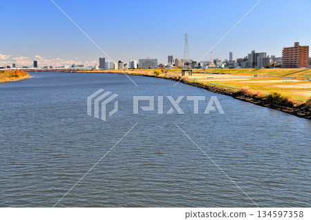 荻大橋 / 荒川下游 / 望向西新井橋（東京都足立區）[2025年12月] 134597358