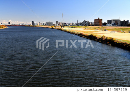 荻大橋 / 荒川下游 / 望向西新井橋（東京都足立區）[2025年12月] 134597359