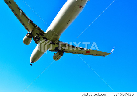 天空中的飛機 天空中的飛機 134597439