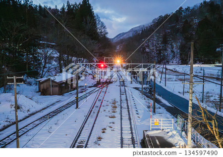 [Dawn] Train headlights and snowy scenery [Yanaba Station] 134597490