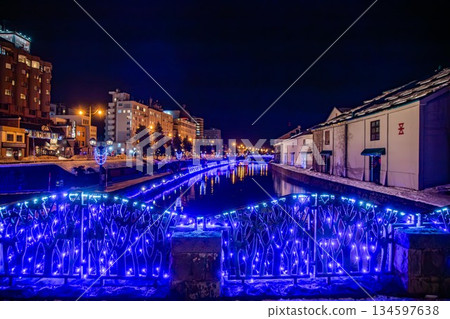 冬季波光粼粼的藍色小樽運河 134597638