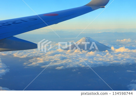 從日本航空JAL461航班（東京-德島）上看到的富士山 134598744