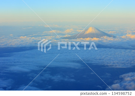 從日本航空JAL461航班(東京-德島)上看到的富士山 從日本航空JAL461航班(東京-德島)上看到的富士山 134598752