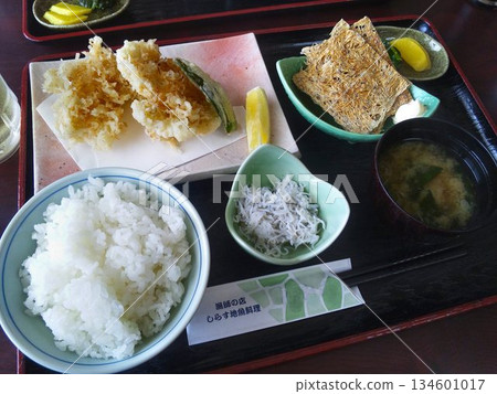 Enjoy local fish caught off the coast of Koshigoe at a restaurant run by fishermen...a set meal featuring whitebait Enjoy local fish caught off the coast of Koshigoe at a restaurant run by fishermen...a set meal featuring whitebait 134601017
