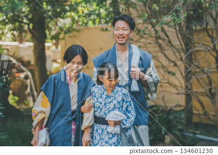 family, yukata, spa 134601230