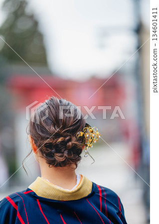 身穿和服的女子的頭髮 134601411
