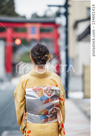 身穿和服的女子的頭髮 134601414