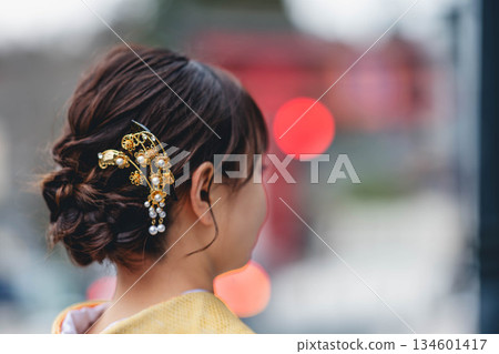 身穿和服的女子的頭髮 身穿和服的女子的頭髮 134601417