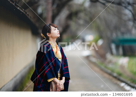 一個穿著和服的女人 134601695