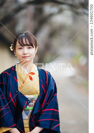 一個穿著和服的女人 一個穿著和服的女人 134601700