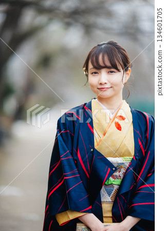 一個穿著和服的女人 134601705