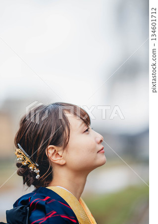 一個穿著和服的女人 一個穿著和服的女人 134601712