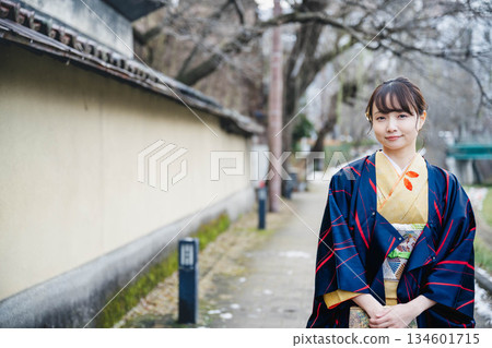 一個穿著和服的女人 一個穿著和服的女人 134601715
