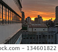 黃昏落日下的城市建築 134601822