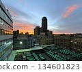 黃昏落日下的城市建築 134601823