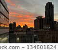 黃昏落日下的城市建築 134601824