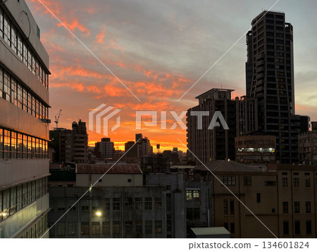 黃昏落日下的城市建築 134601824