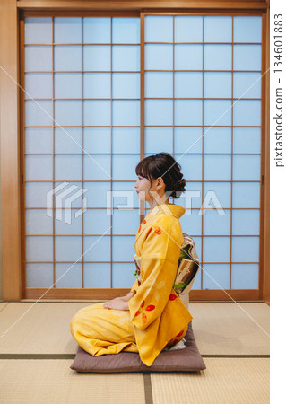 擺在日式房間裡的美麗的年輕和服女人 擺在日式房間裡的美麗的年輕和服女人 134601883