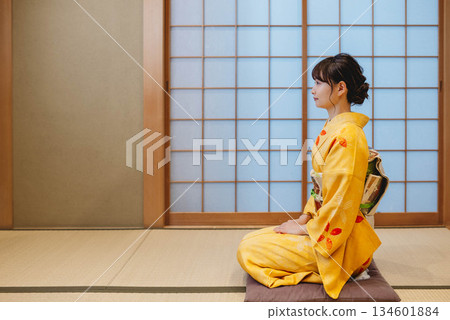 擺在日式房間裡的美麗的年輕和服女人 134601884