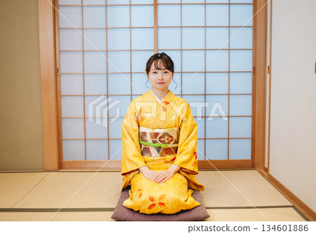 擺在日式房間裡的美麗的年輕和服女人 134601886