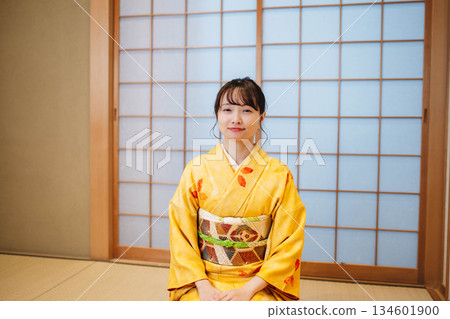 擺在日式房間裡的美麗的年輕和服女人 134601900