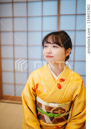擺在日式房間裡的美麗的年輕和服女人 134601901
