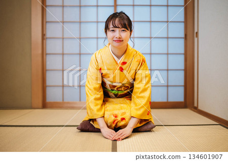 擺在日式房間裡的美麗的年輕和服女人 134601907