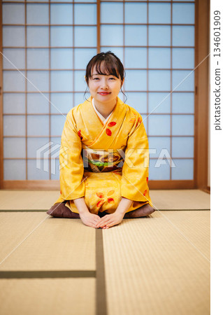 擺在日式房間裡的美麗的年輕和服女人 擺在日式房間裡的美麗的年輕和服女人 134601909