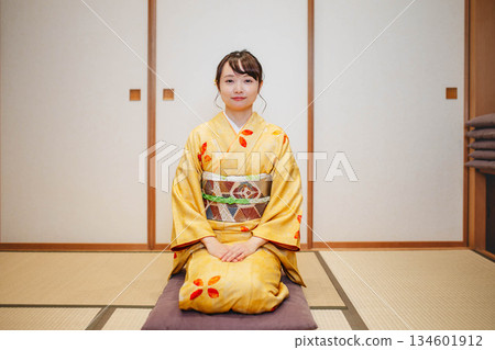 擺在日式房間裡的美麗的年輕和服女人 134601912