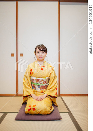 擺在日式房間裡的美麗的年輕和服女人 134601913