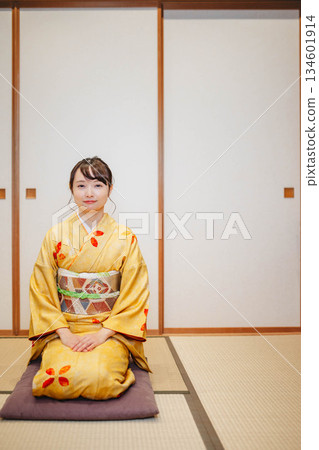 擺在日式房間裡的美麗的年輕和服女人 134601914