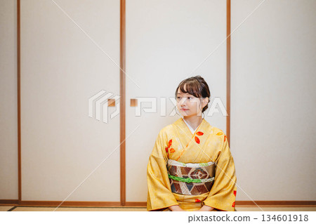 擺在日式房間裡的美麗的年輕和服女人 擺在日式房間裡的美麗的年輕和服女人 134601918