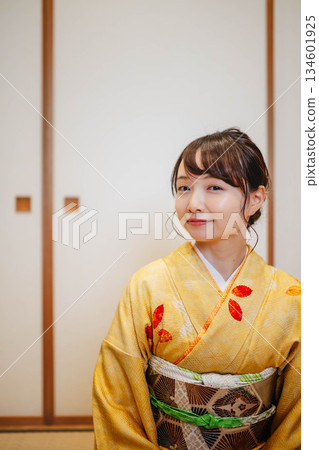 擺在日式房間裡的美麗的年輕和服女人 134601925