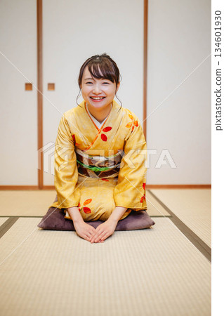 擺在日式房間裡的美麗的年輕和服女人 擺在日式房間裡的美麗的年輕和服女人 134601930
